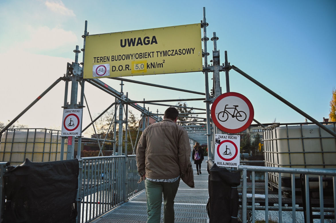Zwodzona kładka na moście Rogoźników. Mieszkańcy Gdańska ruszyli na spacery [Zdjęcia] i [Wideo]