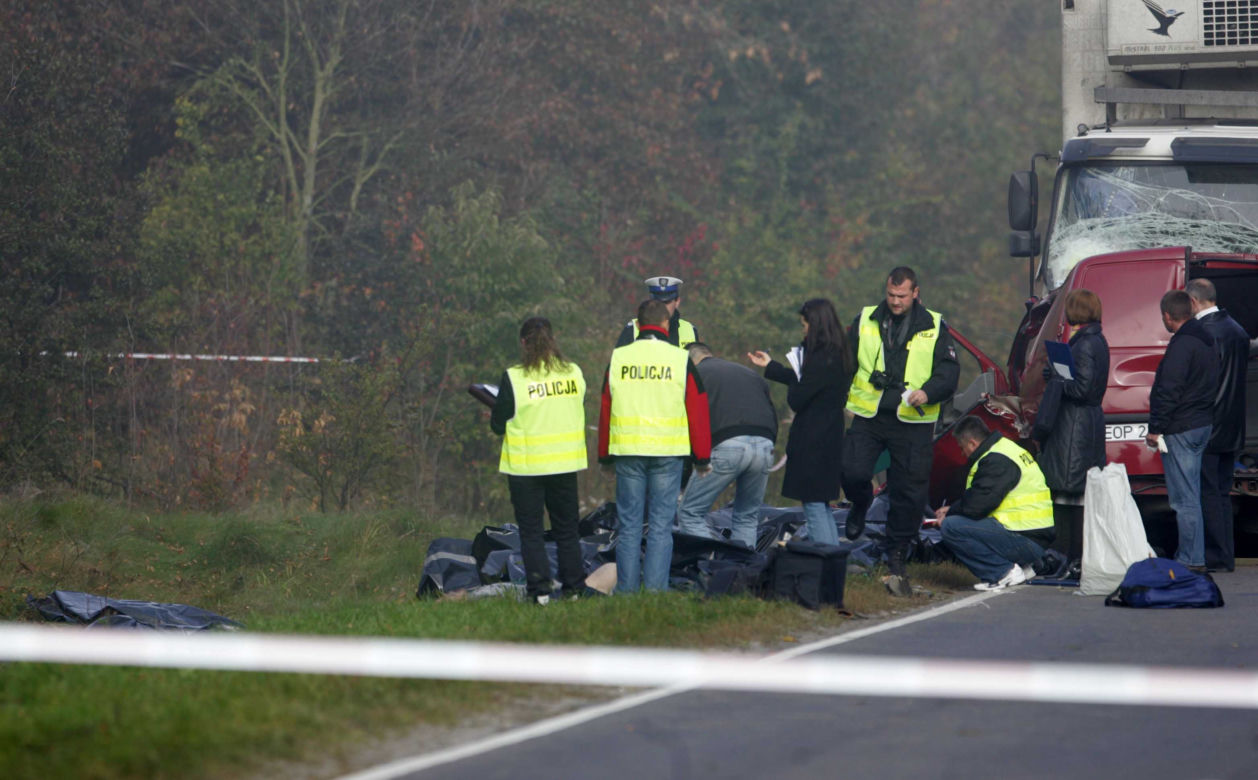 Wypadek pod Nowym Miastem: Jechali upchani na skrzynkach na jabłka – wszyscy zginęli