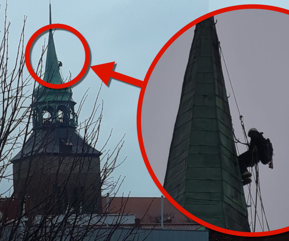 Alpinista na wieży kościoła w Białogardzie