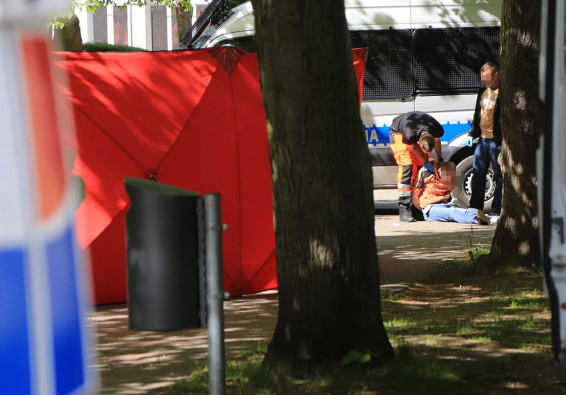 Świnoujście.  Dramat przed prokuraturą. Nie żyje kobieta ugodzona nożem. Napastnik podciął sobie nadgarstki 
