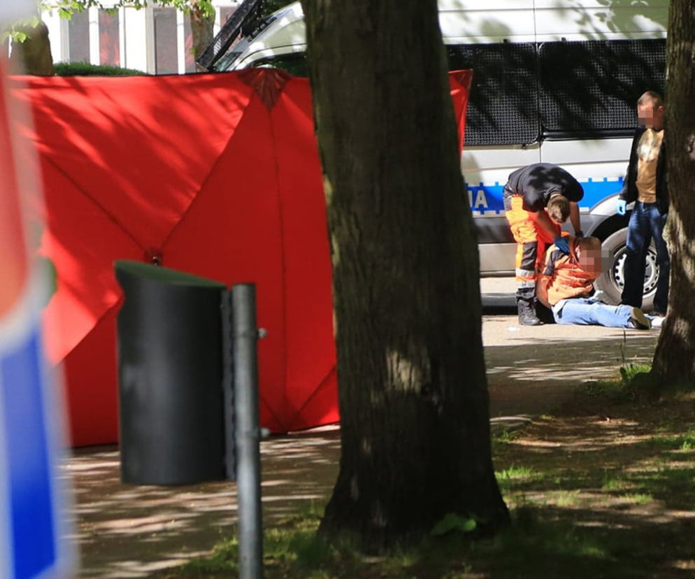 Świnoujście.  Dramat przed prokuraturą. Nie żyje kobieta ugodzona nożem. Napastnik podciął sobie nadgarstki 