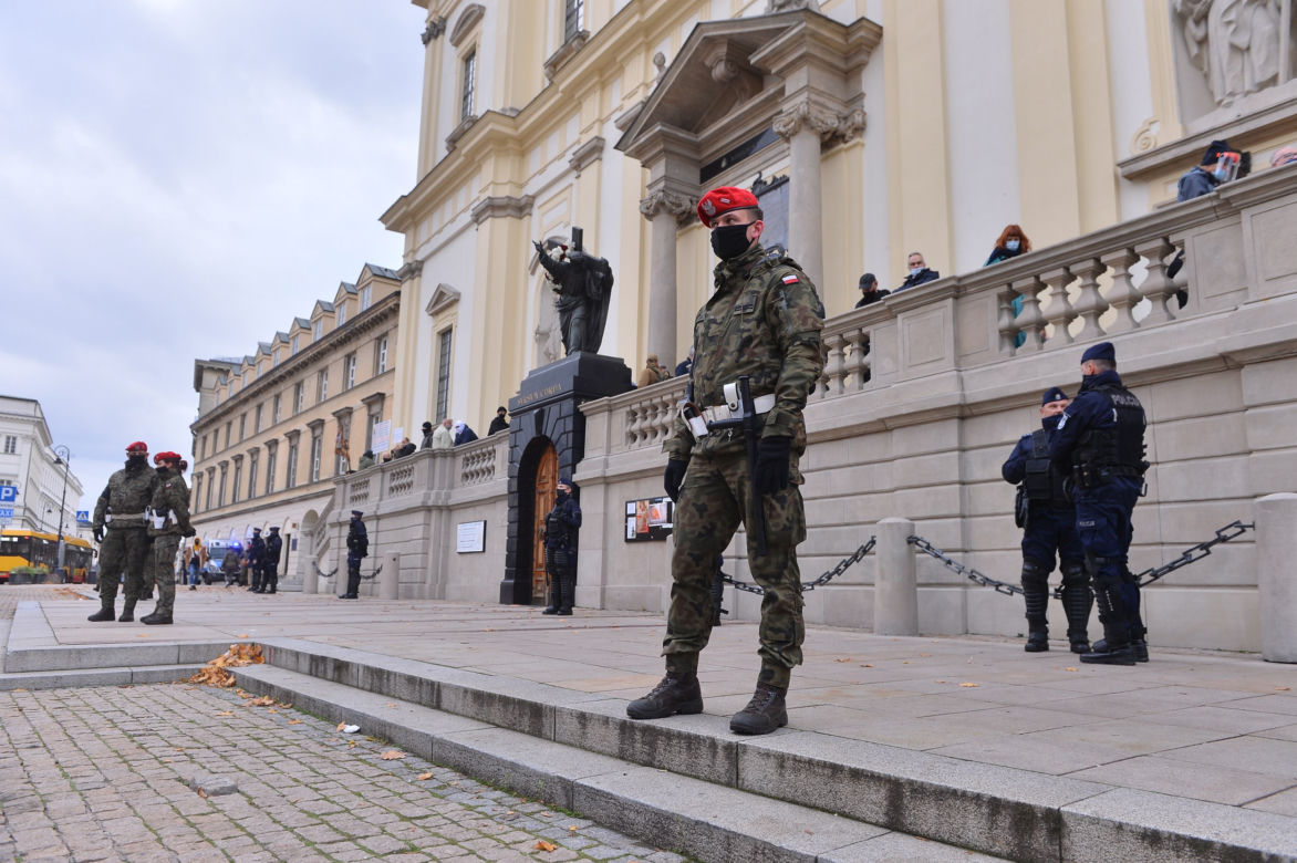 Wojsko pod kościołem św. Krzyża w Warszawie