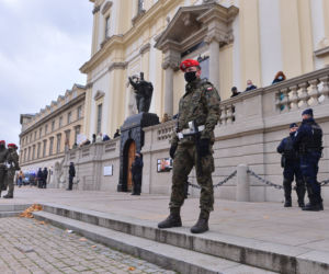 Wojsko pod kościołem św. Krzyża w Warszawie
