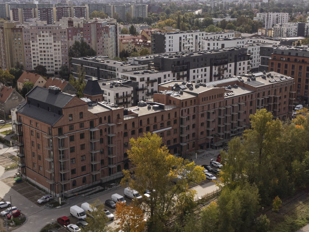 Mieszkańcy nie mogą wychodzić na balkony. Zasłonili im też okna! 