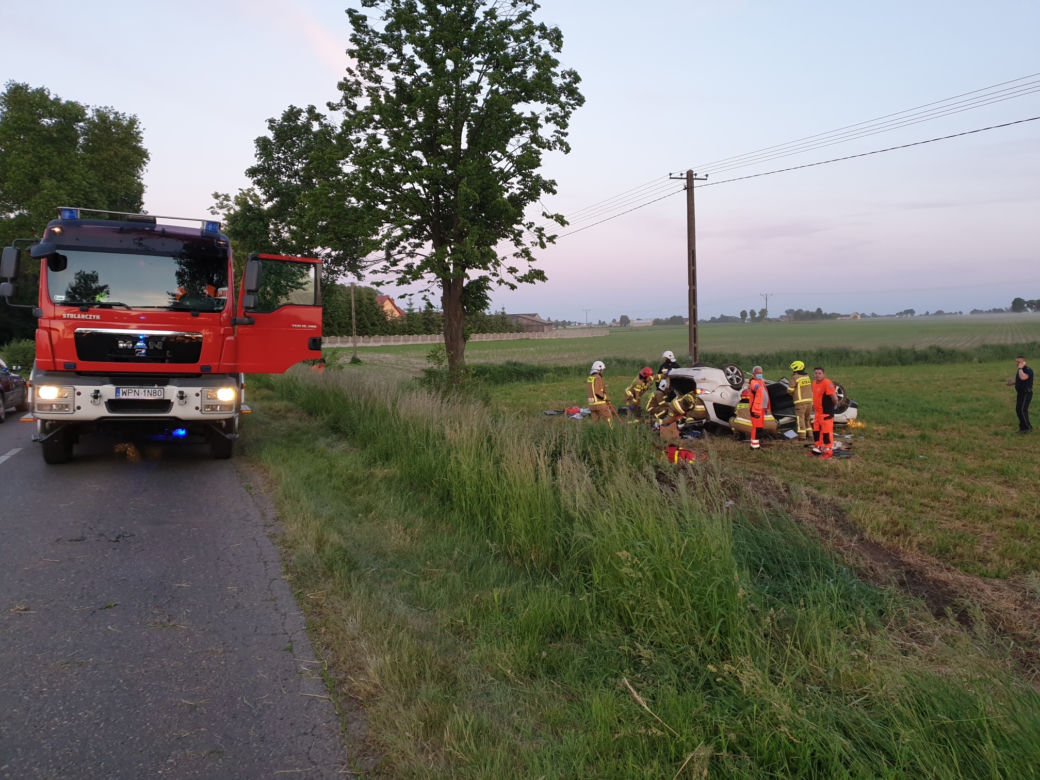 ZDJĘCIA z makabrycznego wypadku pod Płońskiem! 28-latka zakleszczona w zmiażdżonej maździe. Sama jest sobie winna