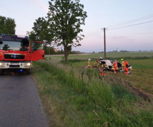 ZDJĘCIA z makabrycznego wypadku pod Płońskiem! 28-latka zakleszczona w zmiażdżonej maździe. Sama jest sobie winna