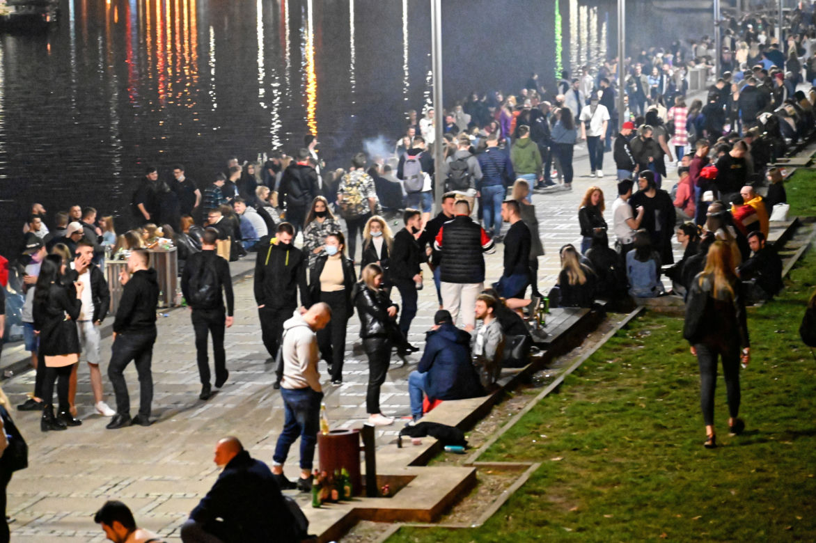 Policja wystawiła sporo mandatów osobom, które na bulwarach nad Odrą w Szczecinie nie przestrzegały obostrzeń epidemicznych