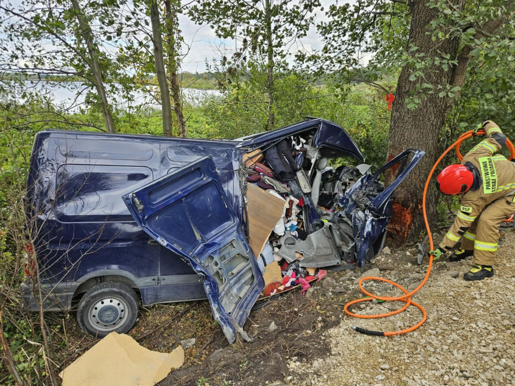 Czarna seria na drogach w powiecie jędrzejowskim. Dwa groźne wypadki w pół godziny, rozcinano karoserię