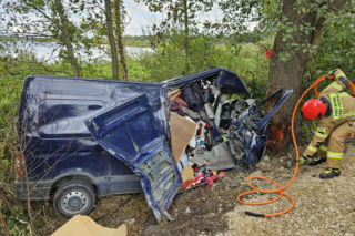 Czarna seria na drogach w powiecie jędrzejowskim. Dwa groźne wypadki w pół godziny, rozcinano karoserię