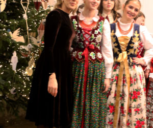 W Pałacu Prezydenckim już święta. Marta Nawrocka z rodziną ubierała choinkę