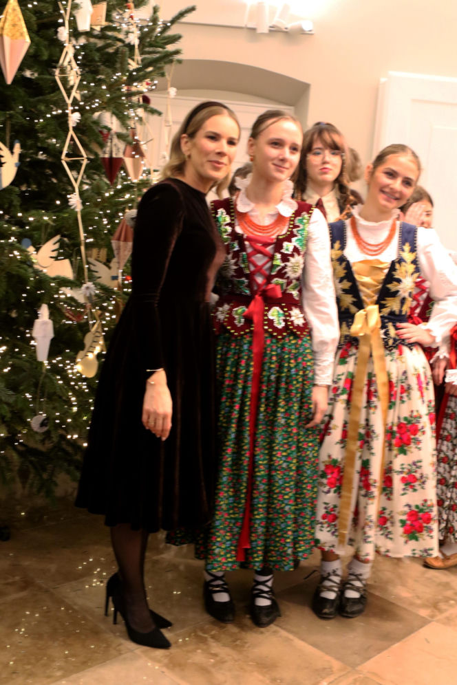 W Pałacu Prezydenckim już święta. Marta Nawrocka z rodziną ubierała choinkę