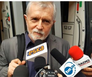 Aktorzy wręczyli Cezaremu Morawskiemu bilet do Warszawy