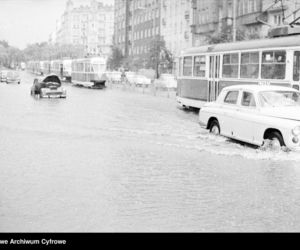 Warszawa zniknęła pod wodą! Zalane ulice i chodniki. Co tam się działo! Archiwalne zdjęcia z lat 60.