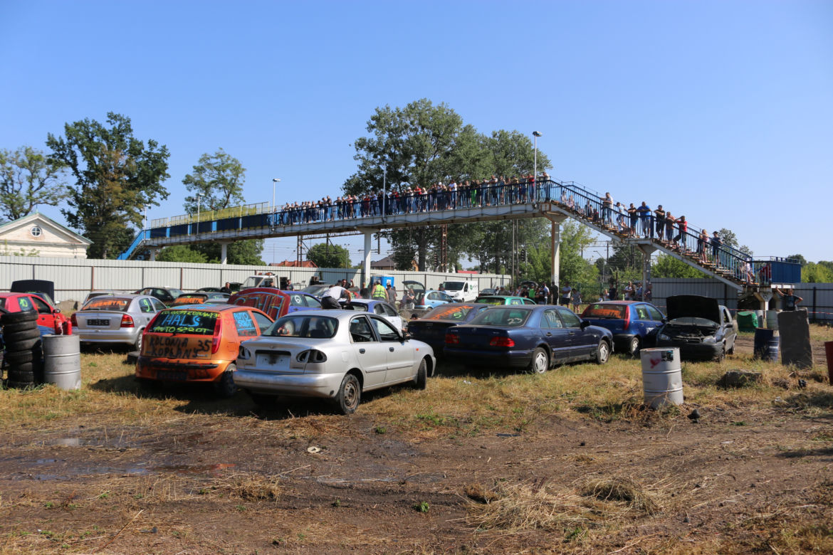 Charytatywny Wrak Race. Andrzej z Plutycz i Adam Kraśko zbierali pieniądze dla chorej Dominiki