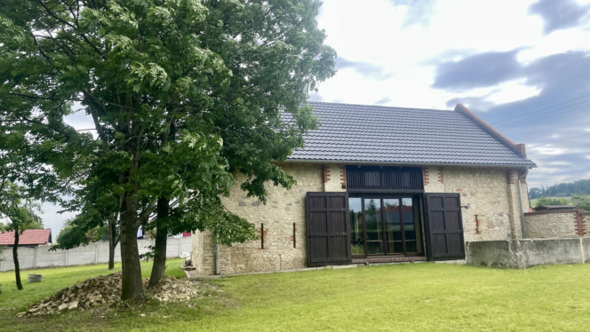 Przebudowa stodoły z wapienia w woj. opolskim. Dom