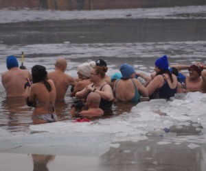 Lodowata woda, gorące emocje. Morsy znów opanowały jezioro pod Bydgoszczą