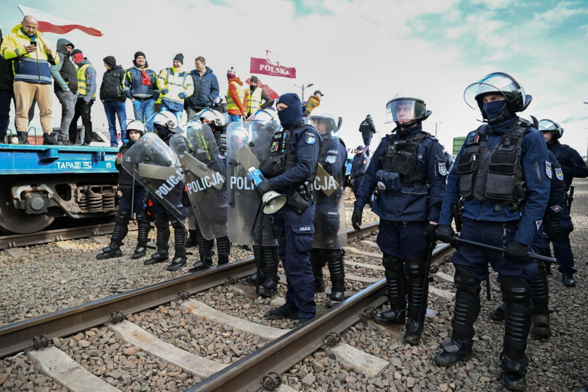Protest rolników na torach kolejowych przy przejściu granicznym z Ukrainą w Medyce