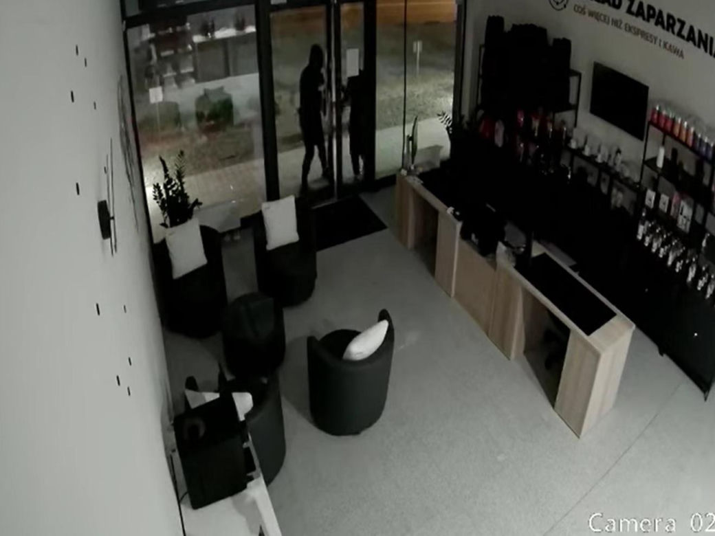 Nocne włamanie na wrocławskich Krzykach. Rabusie ukradli ekspresy do kawy, szuka ich policja