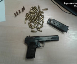 W piwnicy znalazła pistolet i ostrą amunicję. Niezwykłe odkrycie 65-letniej kobiety [ZDJĘCIA]