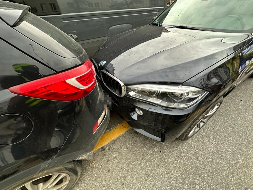 Zderzenie czterech aut na Mokotowie. Toyota wylądowała na dachu!