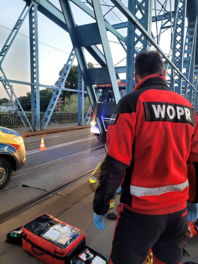 Taksówka zawisła nad Odrą