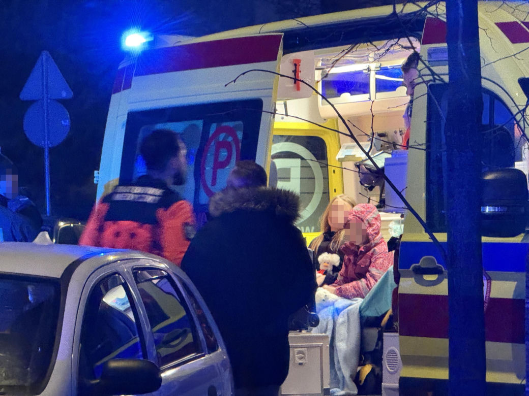 Chwile grozy na Pradze-Północ. Ojciec i dzieci trafiły do szpitala. W ich mieszkaniu wybuchł gigantyczny pożar