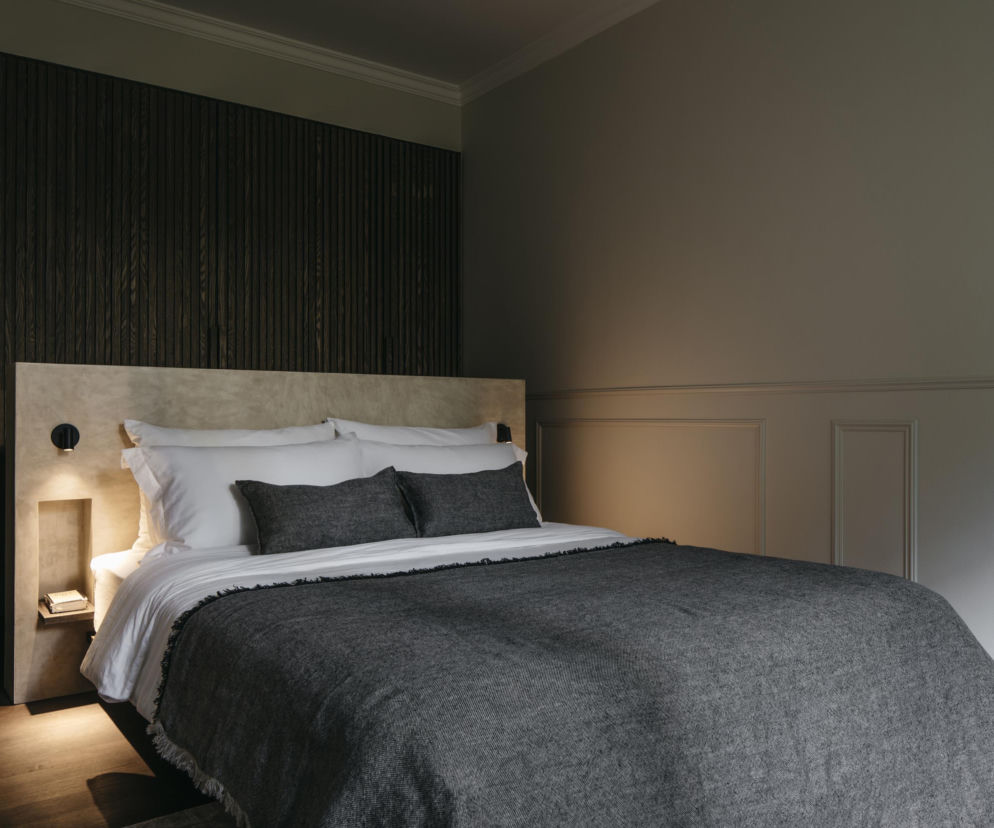 Minimalizm, beton i teak birmański. W tym wnętrzu mniej znaczy znacznie więcej