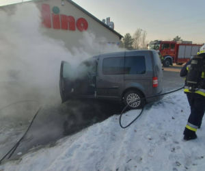 Bohaterska reakcja w czasie pożaru auta pod sklepem! Klient nie wahał się ani chwili