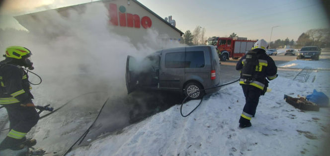 Bohaterska reakcja w czasie pożaru auta pod sklepem! Klient nie wahał się ani chwili