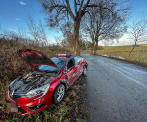 Zajączki. Strażacy nie dotarli na ważną uroczystość z powodu wypadku. Zderzyli się z kierującym ciągnikiem [ZDJĘCIA].