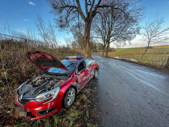 Zajączki. Strażacy nie dotarli na ważną uroczystość z powodu wypadku. Zderzyli się z kierującym ciągnikiem [ZDJĘCIA].