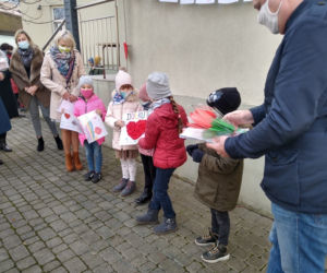 Rysunki z dedykacją dla medyków. Przedszkolaki dziękują im za pracę