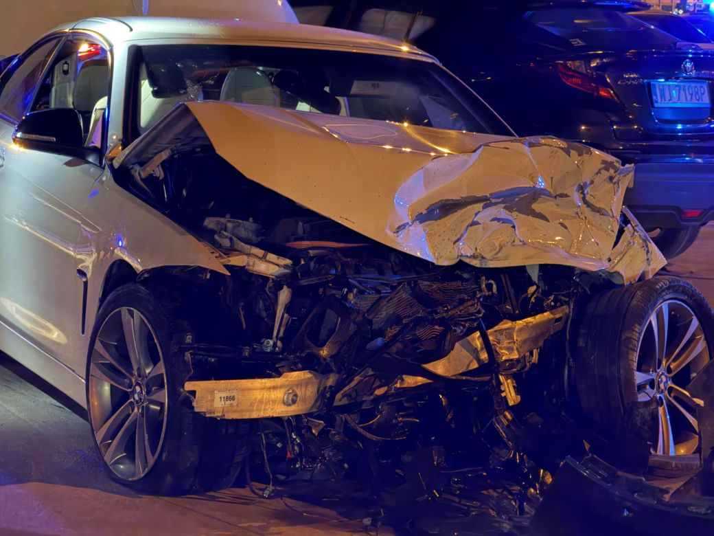 Dramatyczny wypadek na S8. BMW wylądowało na barierze