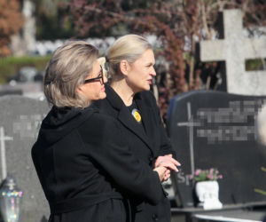 Obchody 16. rocznicy katastrofy smoleńskiej. Powązki. Barbara Nowacka uczciła matkę w wyjątkowy sposób