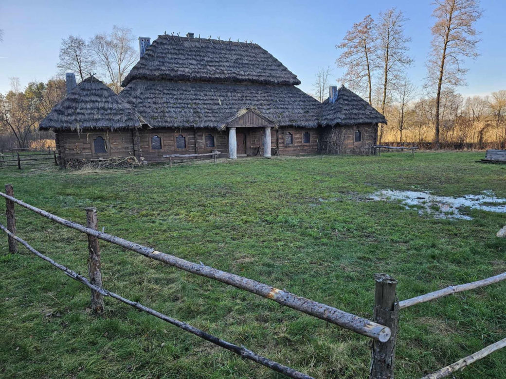 Adamczycha z serialu 1670 znajduje się w Kolbuszowej