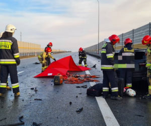 40-latek zginął na A1 wbijając się luksusowym Audi pod naczepę