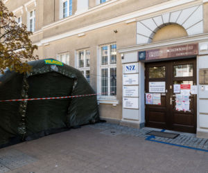 Gdynia: W namiocie przed szpitalem segregują pacjentów