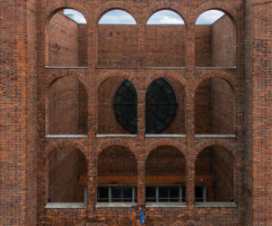 Surowa cegła, precyzyjne jak laser światło i fasada niczym rzymski akwedukt. To jeden z najwybitniejszych przykładów modernistycznej architektury sakralnej
