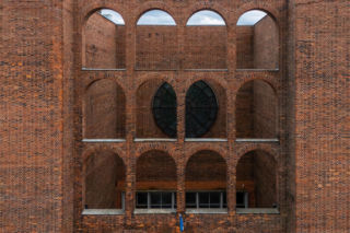 Fasada niczym rzymski akwedukt, a światła architekt użył jako ważnego elementu konstrukcji. Jeden z najwybitniejszych przykładów modernistycznej architektury sakralnej
