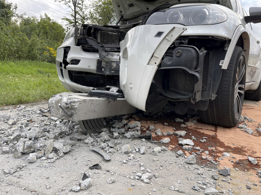 Wypadek Roberta Burneiki. Poważna kraksa, zniszczone auto