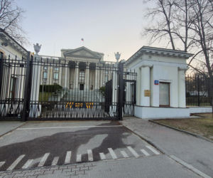 Rosyjska ambasada oblana czerwoną farbą. Zniszczono również flagę Rosji