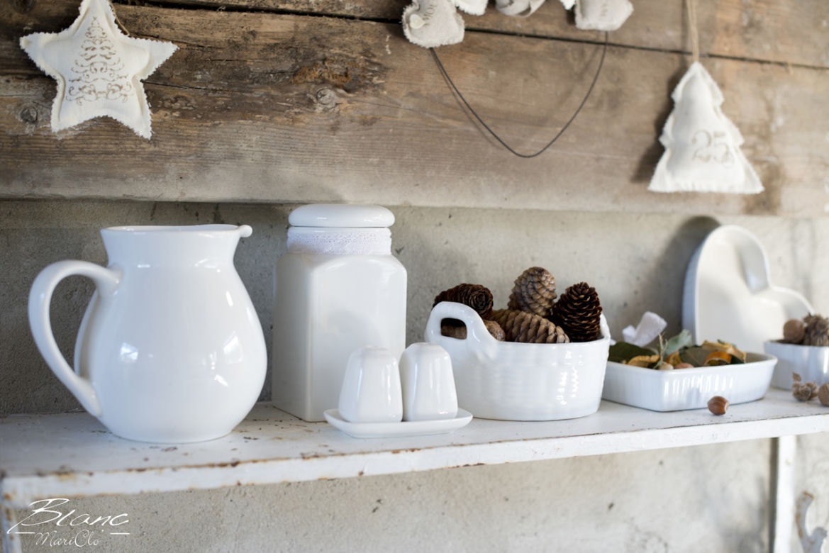 Białe naczynia w stylu shabby chic