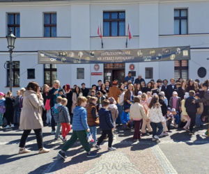 Polonez maturzystów z I LO na rynku w Ostrzeszowie