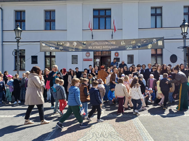 Polonez maturzystów z I LO na rynku w Ostrzeszowie