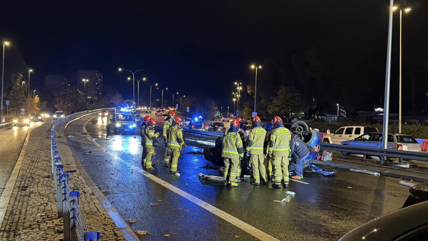 Auto rosyjskiej ambasady dachowało w Warszawie! Odłamki uszkodziły inne pojazdy