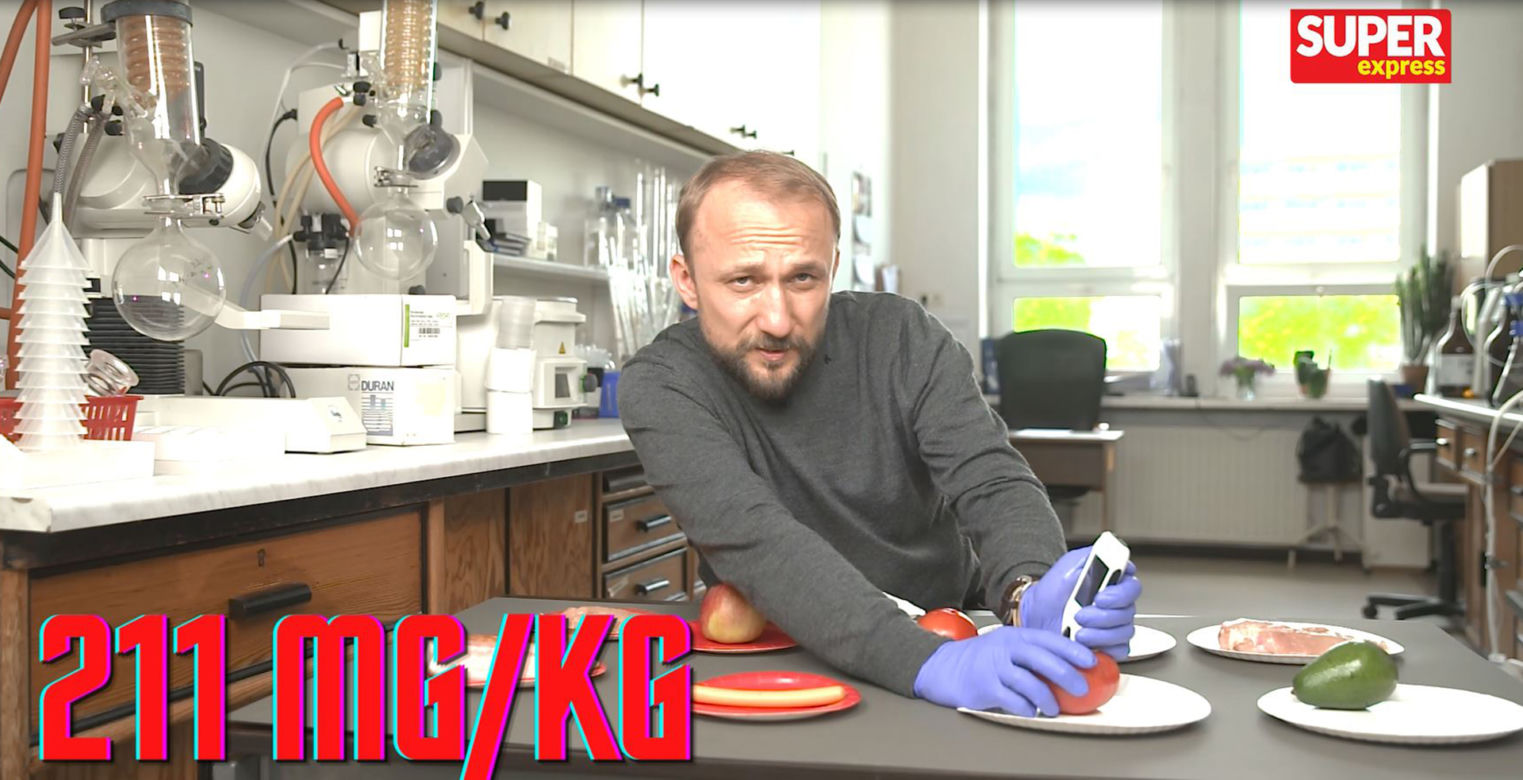 Feder w akcji! W laboratorium sprawdził hit internetu