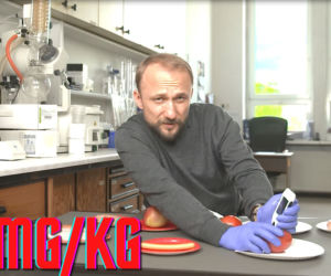 Feder w akcji! W laboratorium sprawdził hit internetu