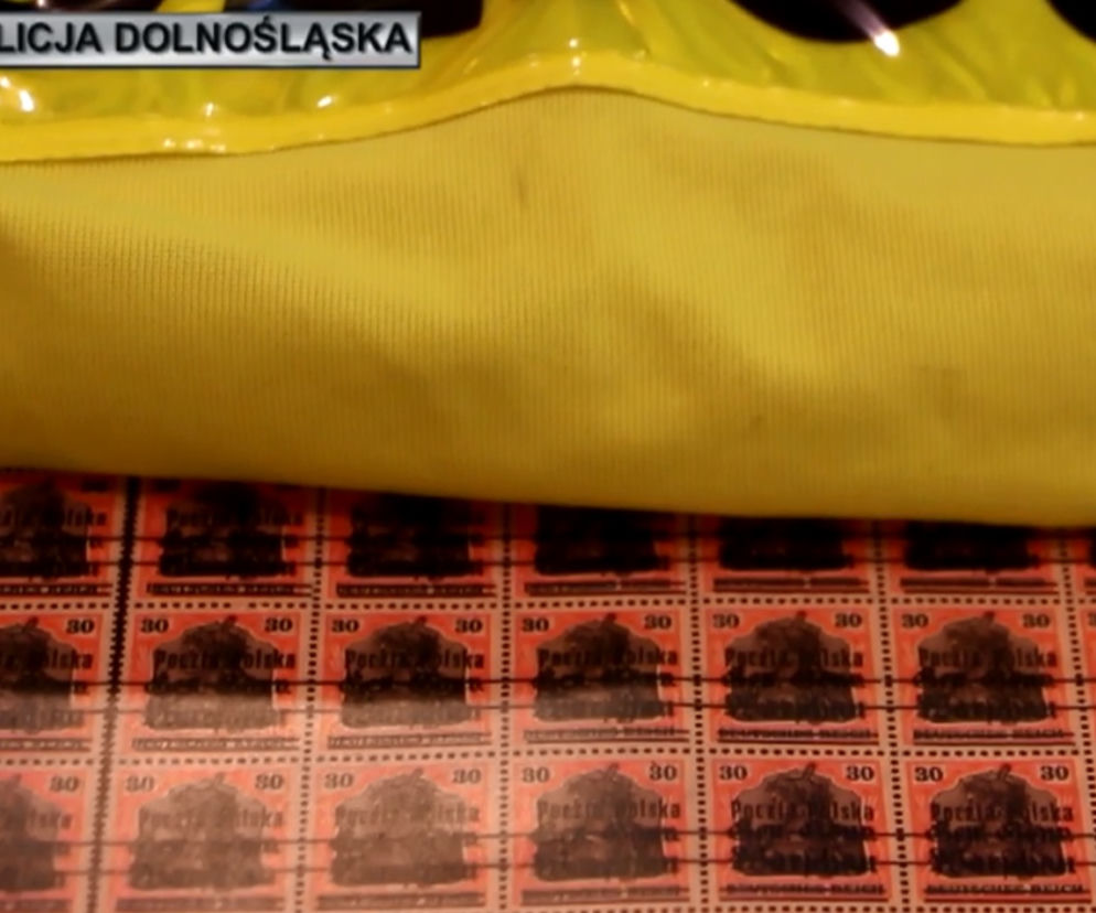 Policjanci szukają pozostałej części skradzionych znaczków