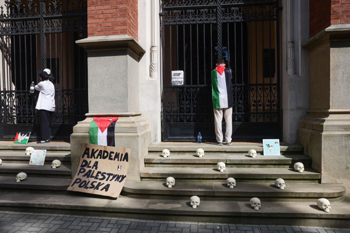 Protest solidarnościowy z Palestyną. Studenci przykuli się do bramy UJ