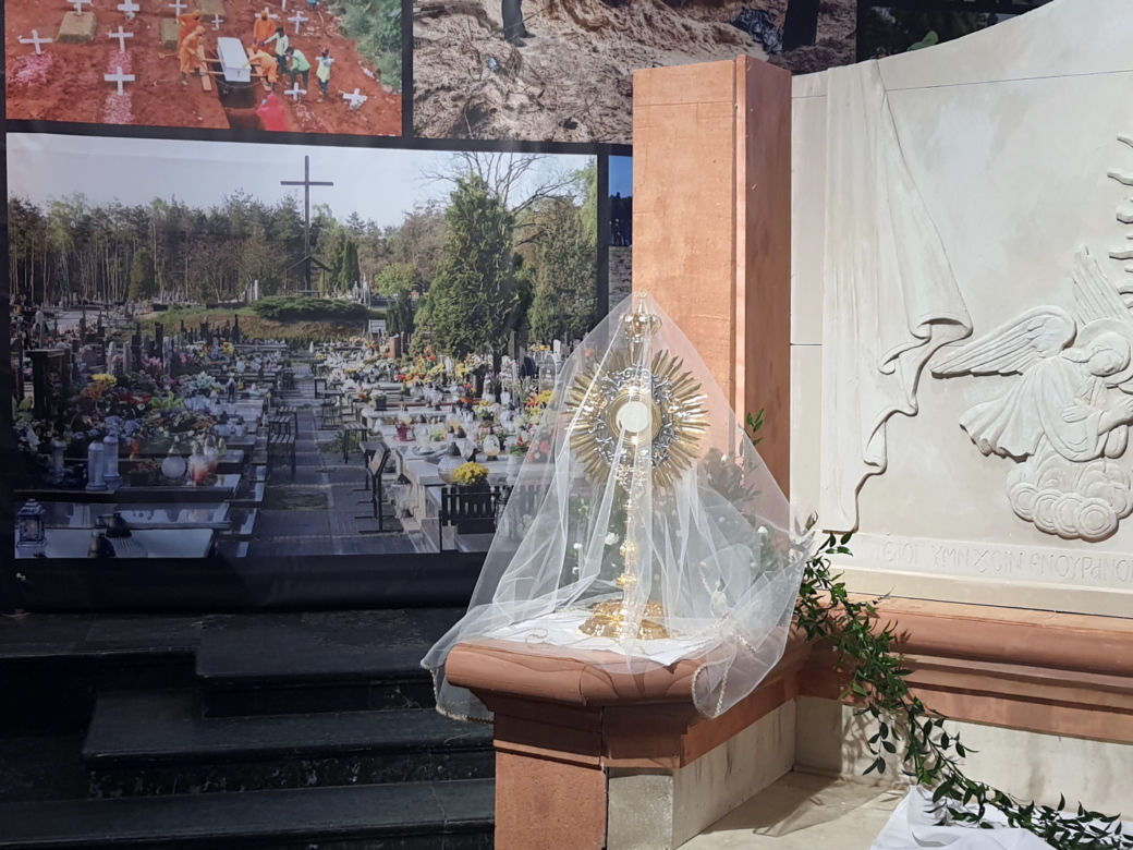 Nietypowe Groby Pańskie. Instalacje zaskakują i skłaniają do przemyśleń. Są w nich ukryte symbole 